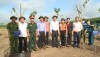 Lãnh đạo tỉnh Bình Phước cùng các đại biểu trồng cây và chụp hình lưu niệm cùng các đại biểu tại Lễ phát động.