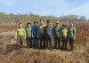 Hạt Kiểm lâm huyện Bù Đốp phối hợp Chi cục Kiểm lâm tỉnh Bình Phước kiểm tra diện tích trồng rừng thay thế.