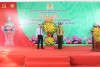 Hình ảnh: Thay mặt lãnh đạo tỉnh, Phó Chủ tịch UBND tỉnh Huỳnh Anh Minh tặng lẵng hoa của Tỉnh ủy, HĐND, UBND, UBMTTQVN tỉnh tại lễ kỷ niệm