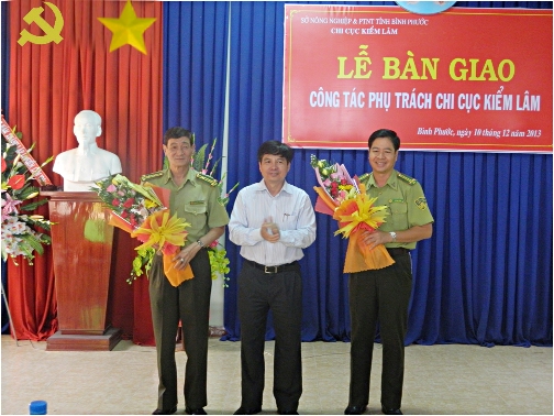 Ông Nguyễn Văn Tới, GĐ Sở NN & PTNT đã đến dự và tặng hoa tại buổi lễ
