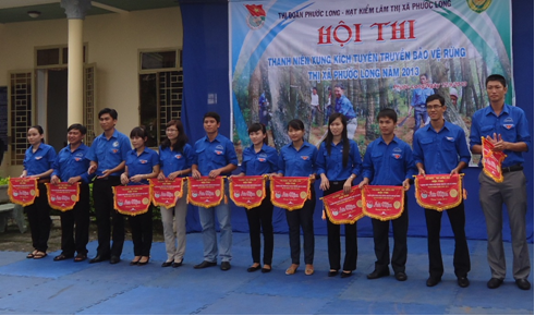 Các đơn vị tham dự nhận cờ lưu niệm từ Ban tổ chức hội thi tại Thị xã Phước Long ngày 12/9/2013