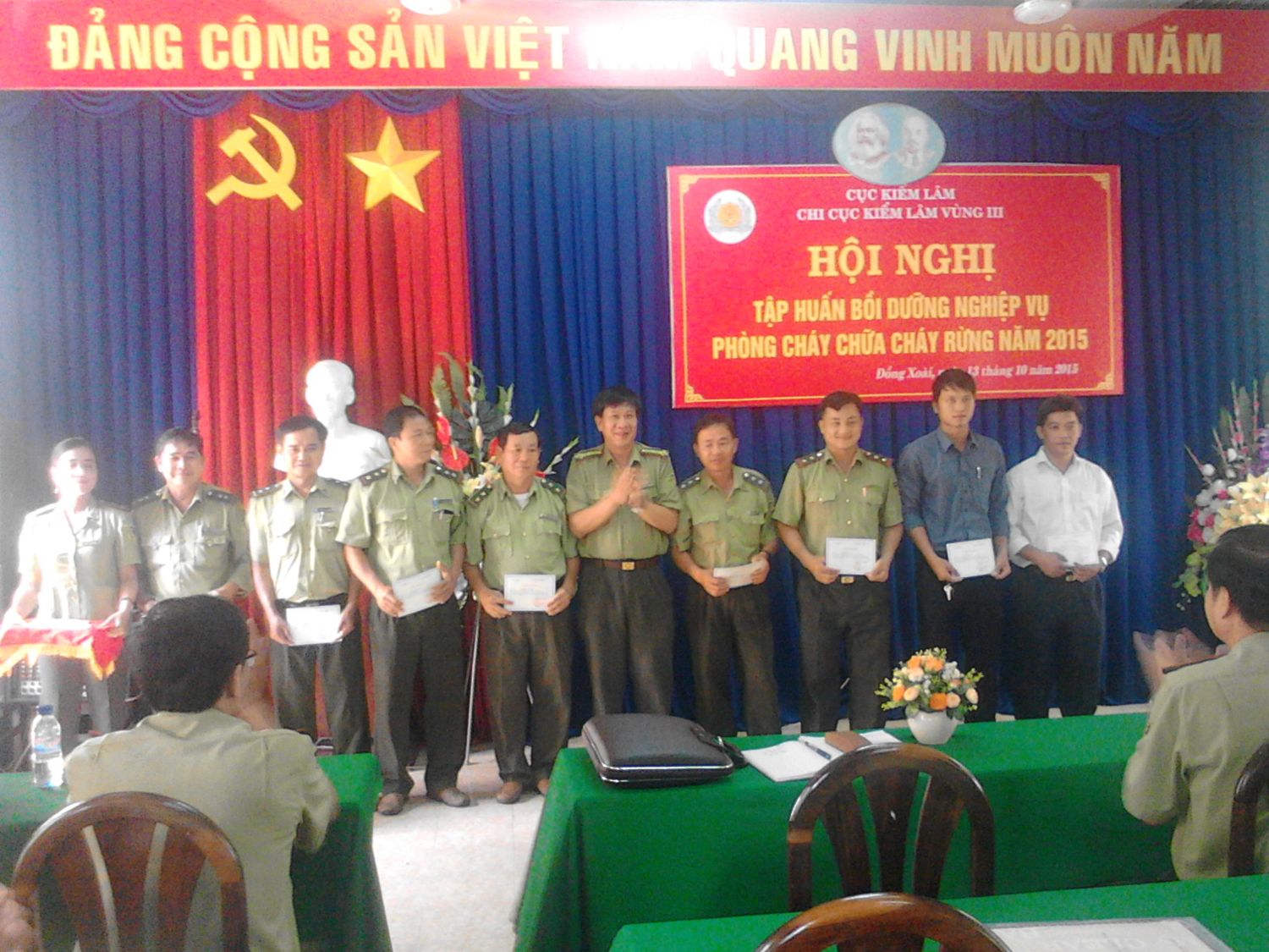 Ông Dương Văn Lâm – CCT.Chi cục Kiểm lâm Vùng III trao giấy chứng nhận cho các học viên