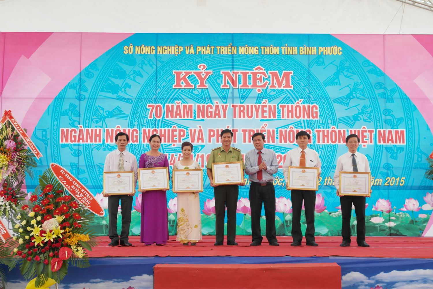 Ông Lê Văn Tánh - QCCT ( thứ tư từ trái qua) nhận Bằng khen tại Lễ kỷ niệm