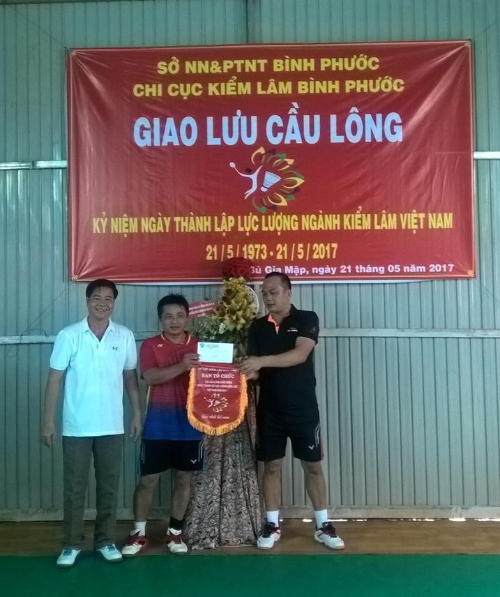 Đ/c Lê Văn Tánh - Chi cục trưởng Kiểm lâm trao giải thưởng cho đội đạt giải nhất