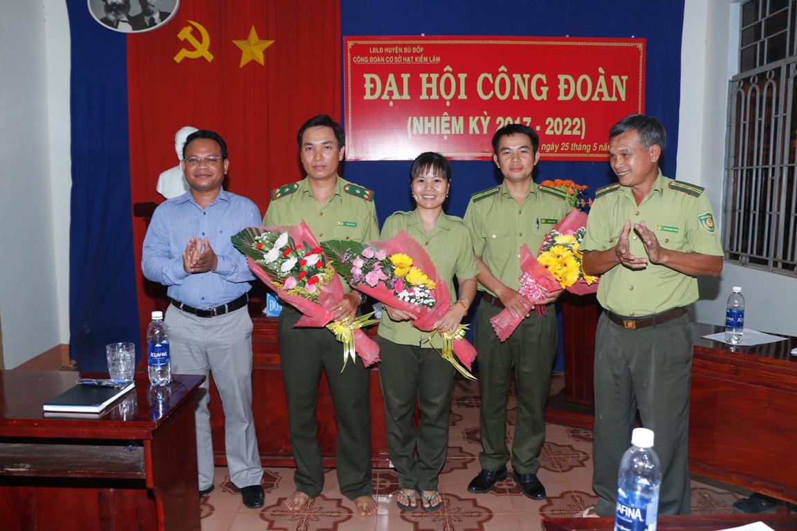 Đ/c Điểu Nen trái, Đ/c Hoàng Ngọc Phong phải tăng hoa cho Ban chấp hành Công đoàn nhiệm kỳ 2017 - 2022