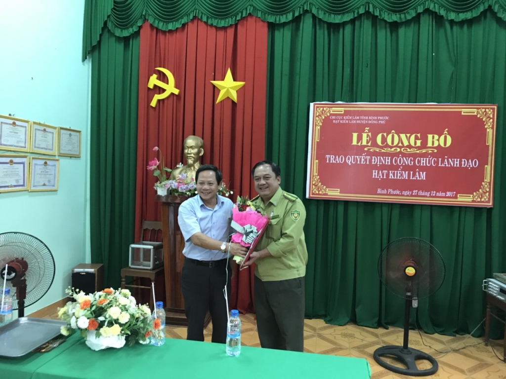 Ông Trần Văn Lộc Giám đốc Sở NN và PTNT tỉnh Bình Phước Tặng hoa chúc mừng đồng chí Bùi Xuân Ngọc