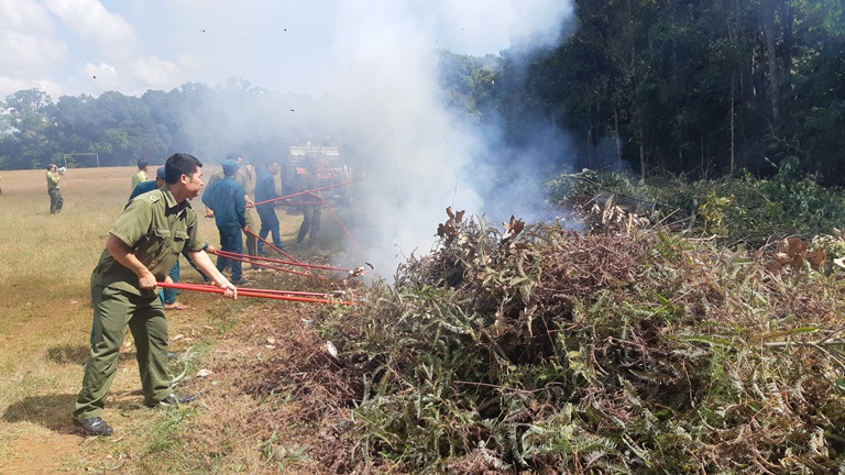Hạt kiểm lâm huyện Bù Đăng tổ chức diễn tập kỹ thuật phòng cháy, chữa cháy rừng cấp xã năm 2018