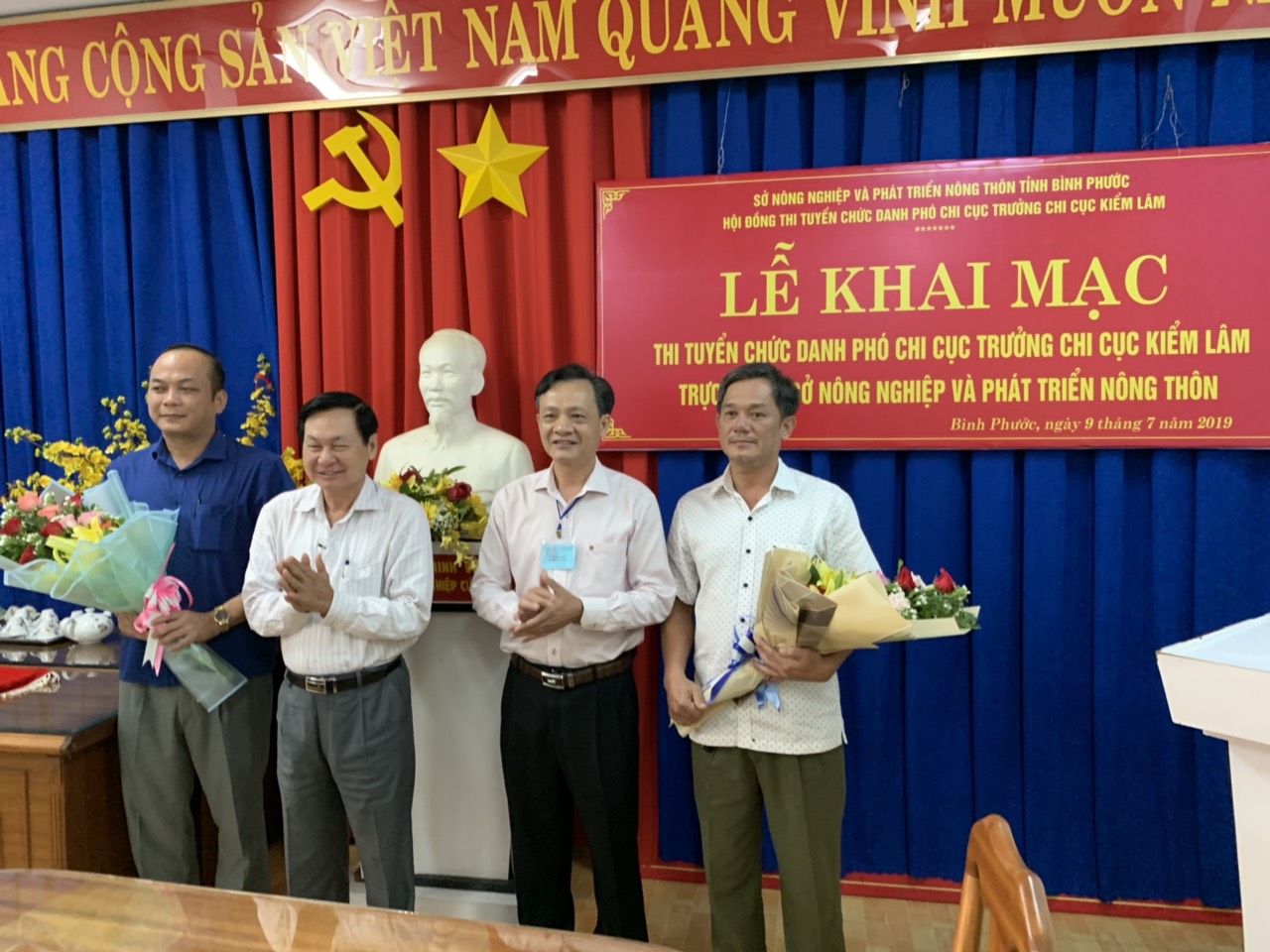 Ông Nguyễn Thành Chương về dự và tặng hoa động viên các thí sinh tham dự