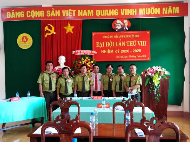 Đảng viên Chi bộ Hạt chụp hình lưu niệm với đ/c Trần Thanh Hùng Uỷ viên Ban thường vụ huyện ủy sau khi Đại hội thành công tốt đẹp
