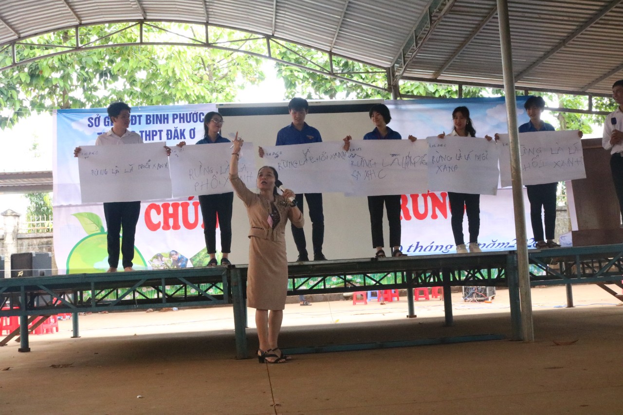 Bà Dương Hồng Nhung  - Phó Ban Tổ chức – Trưởng ban giám khảo Hội thi  truyền tải  Thông điệp cuộc thi “rừng là lá phổi xanh” đến các em học sinh