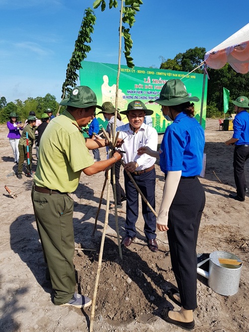 đồng chí: Lê Trường Sơn Bí thư huyện ủy, Chủ tịch ủy ban nhân dân huyện Lộc Ninh (treraawngs) tham gia trồng cây tại Lễ phát động