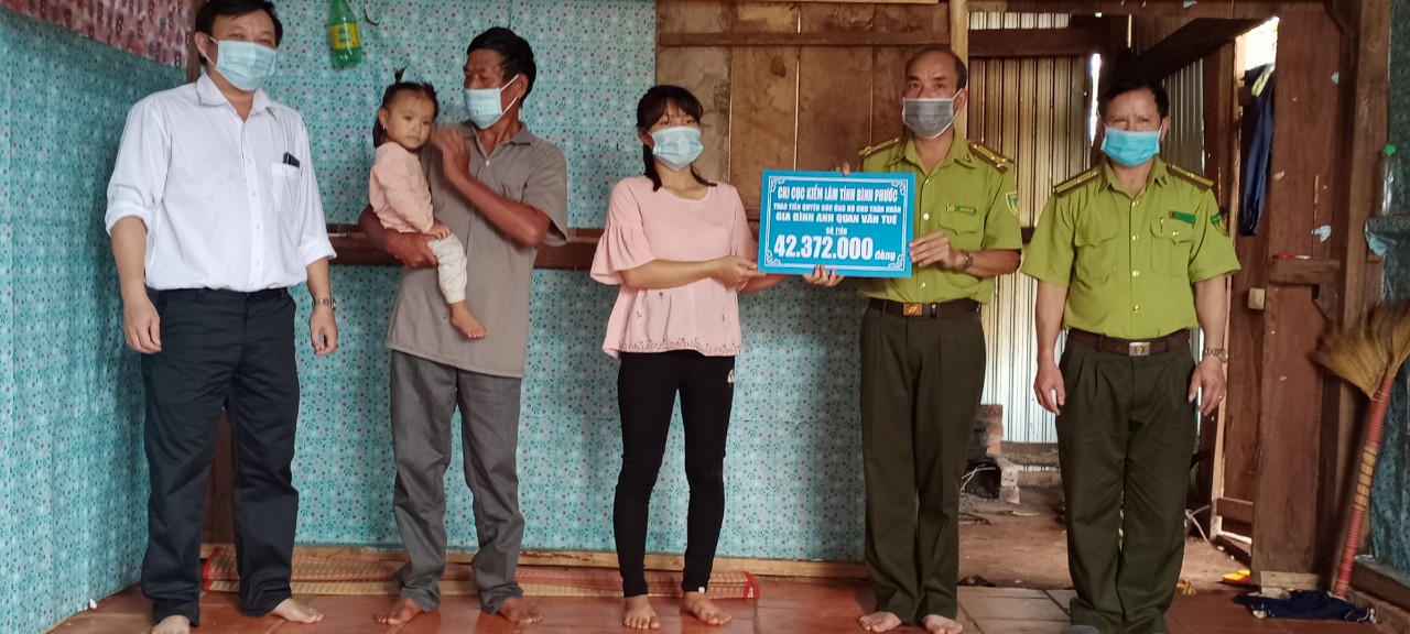 Chi cục Kiểm lâm tỉnh Bình Phước trao hơn 40 triệu đồng giúp đỡ gia đình anh Quan Văn Tuệ - cố nhân viên bảo vệ rừng Ban QLRPH  Đắk Mai