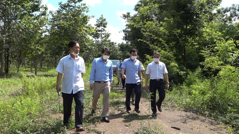 Đồng chí Dương Thanh Huân – Bí thư Huyện ủy huyện Bù Đốp (ngoài cùng bên phải) dẫn đoàn tiến hành khảo sát.