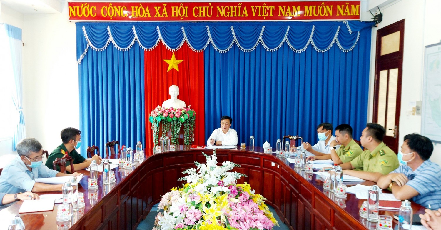 Đ/c Nguyễn Anh Tài – Phó Chủ tịch UBDN huyện Bù Đốp (giữa) chủ trì hội nghị
