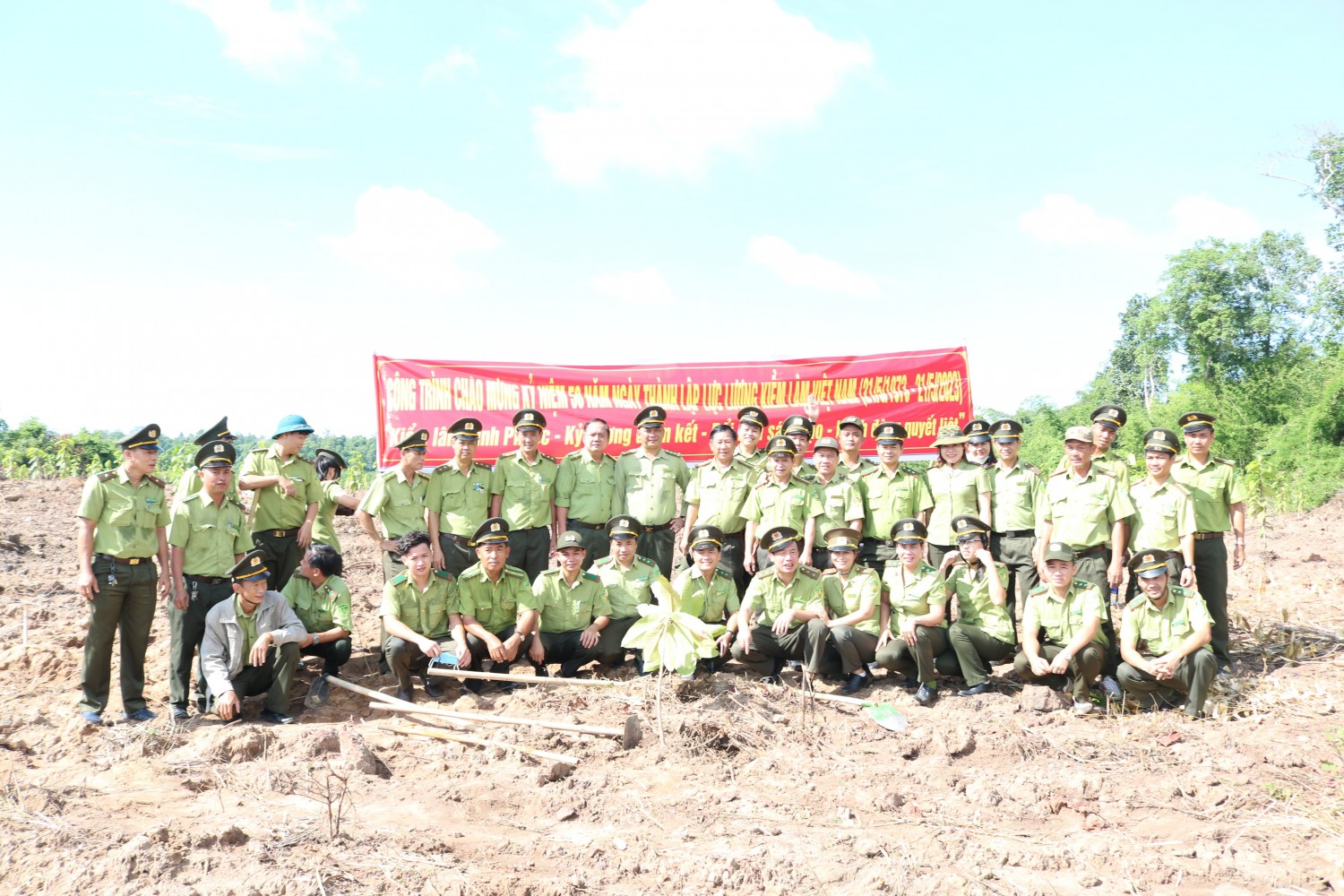 Lực lượng Kiểm lâm tỉnh chụp hình lưu niệm hoàn thành trồng 2ha dầu tại tại lô 9, khoảnh 4, tiểu khu 216, Ban QLRPH Lộc Ninh Ban QLRPH Lộc Ninh.