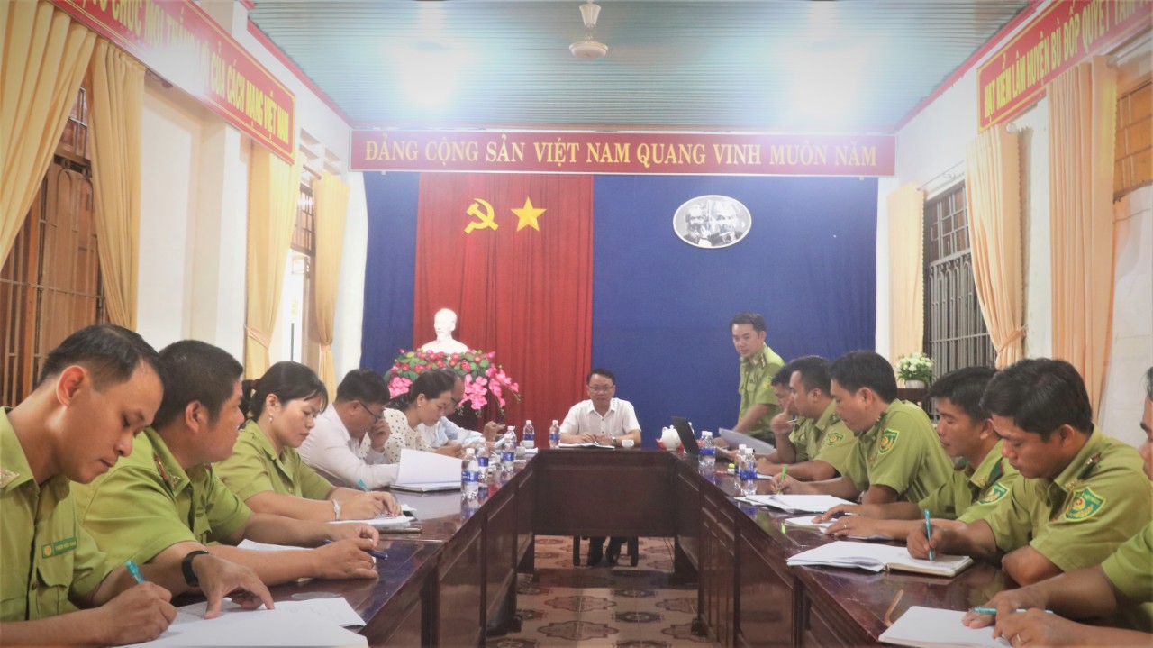 Hình ảnh: Đồng chí Dương Thanh Huân Tỉnh ủy viên, Bí thư Huyện ủy Bù Đốp (Áo trắng ngồi vị trí giữa) dự họp Chi bộ tháng 7/2022 của Chi bộ Hạt KL Bù Đốp.